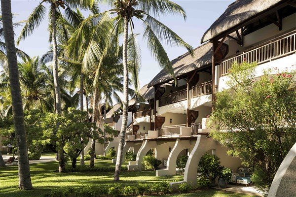 Constance Belle Mare budova se zahradou | Constance Belle Mare Plage Resort