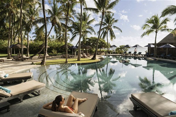 Constance Belle Mare bazén s lehátky | Constance Belle Mare Plage Resort