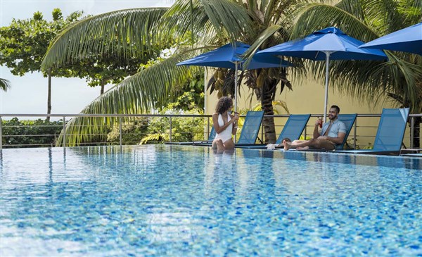 Acajou bazén s lehátky | Acajou Hotel