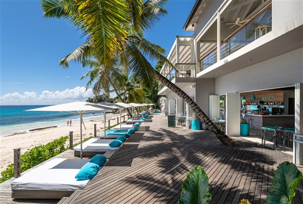 Carana Beach pláž s lehátky | Carana Beach Hotel