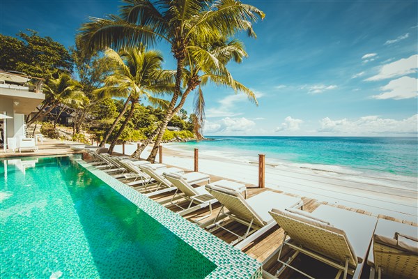 Carana Beach bazén s pláží a lehátky | Carana Beach Hotel