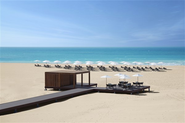 Saadiyat Rotana Resort & Villas pláž s lehátky | Saadiyat Rotana Resort & Villas