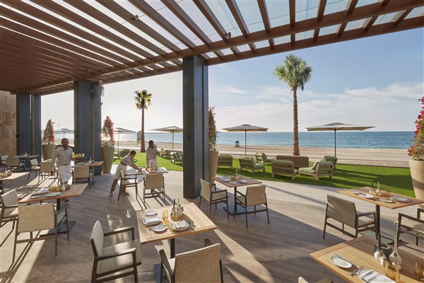 Mandarin Oriental Jumeira Dubai terasa u restaurace s výhledem na moře | Mandarin Oriental Jumeira, Dubai