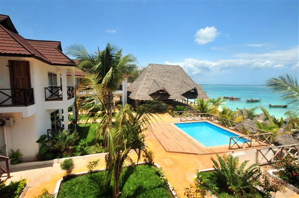 Pohled na bazén a moře. | Sansi Kendwa Beach Resort