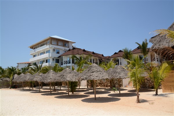 Písečná pláž se slunečníky. | Sansi Kendwa Beach Resort