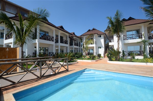 Pohled na bazén a blok pokojů. | Sansi Kendwa Beach Resort