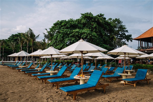 Pláž se slunečníky a lehátky | Respati Beach Hotel