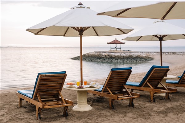 Pláž se slunečníky a lehátky | Respati Beach Hotel