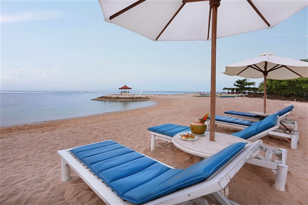 Pláž s lehátky | Respati Beach Hotel