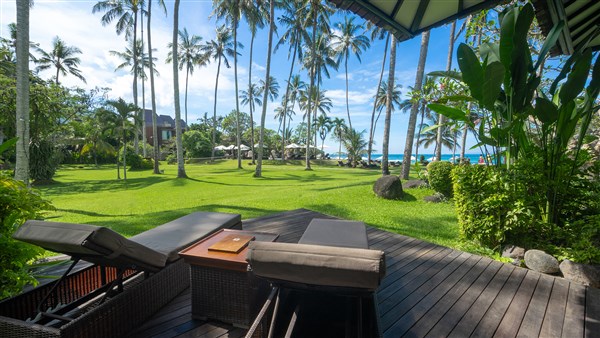 Terasa s výhledem do zahrady a na oceán pokoje Deluxe Ocean Room | Candi Beach Resort & Spa
