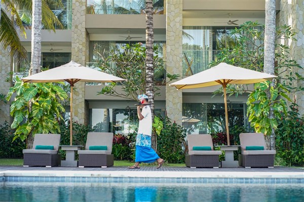 Bazén s lehátky před hotelovou budovou | Candi Beach Resort & Spa