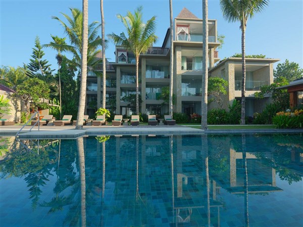 Bazén s hotelovou budovou | Candi Beach Resort & Spa