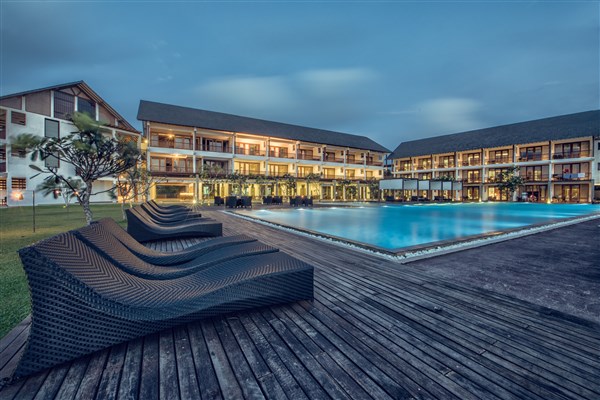 Lehátka u bazénu | Suriya Resort & Spa