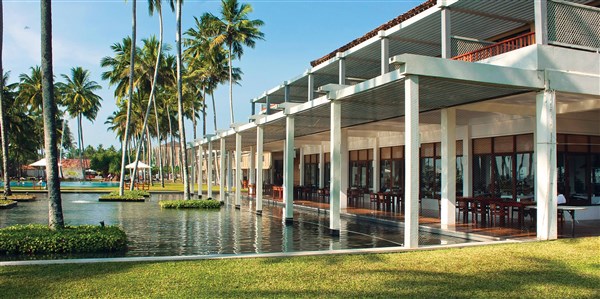 Pohled na hotel s bazénem | The Blue Water Hotel and Spa