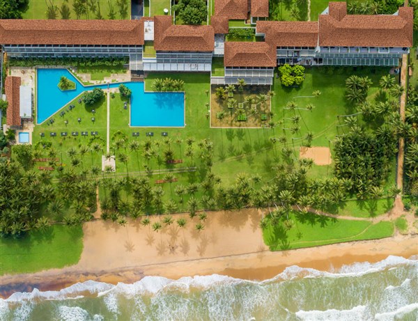 Pohled zeshora na hotel a pláž | The Blue Water Hotel and Spa