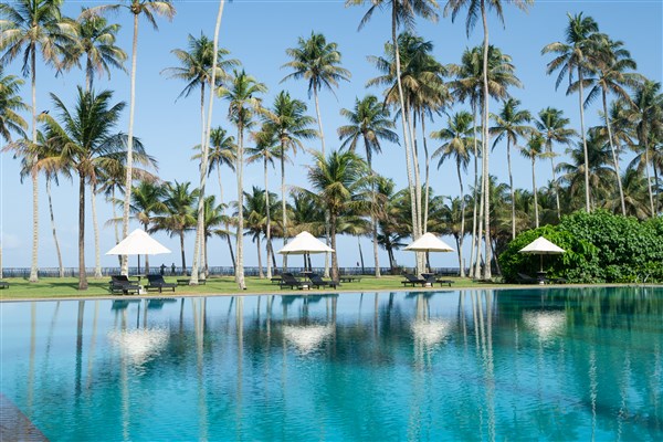 Pohled na bazén se slunečníky | The Blue Water Hotel and Spa