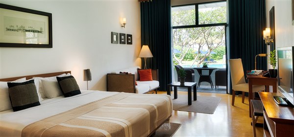 Pokoj typu deluxe - pohled na postel | The Blue Water Hotel and Spa