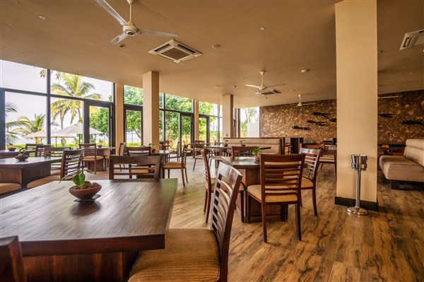 Pohled do jídelny na stoly a židle | Shinagawa Beach Hotel