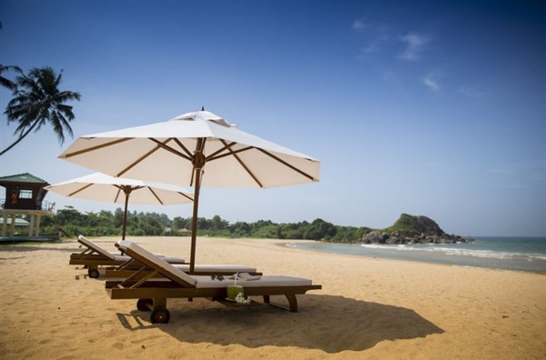 Pláž se slunečníkem a lehátkem | Shinagawa Beach Hotel