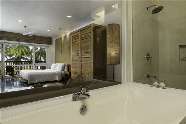 Pohled z koupelny na delux pokoj | Jetwing Blue