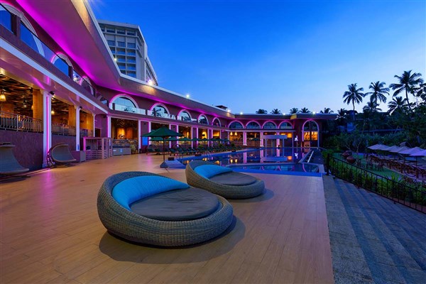 Lehátka u bazénu | Araliya Beach Resort