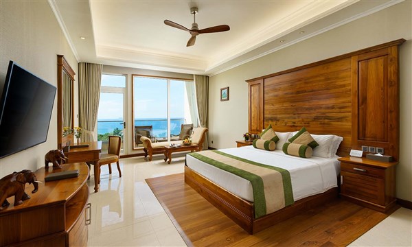 Pohled na postel v pokoji deluxe | Araliya Beach Resort