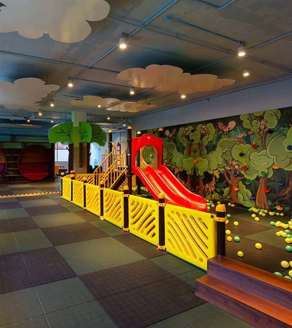 Skluzavka uvnitř dětského klubu | Araliya Beach Resort