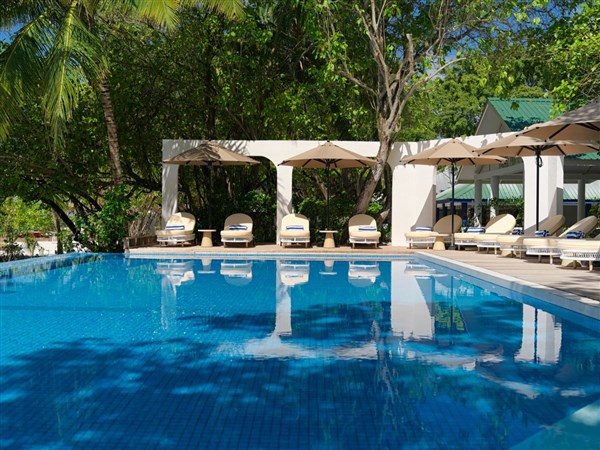 Eri Maldives lehátka u bazénu | Eri Maldives